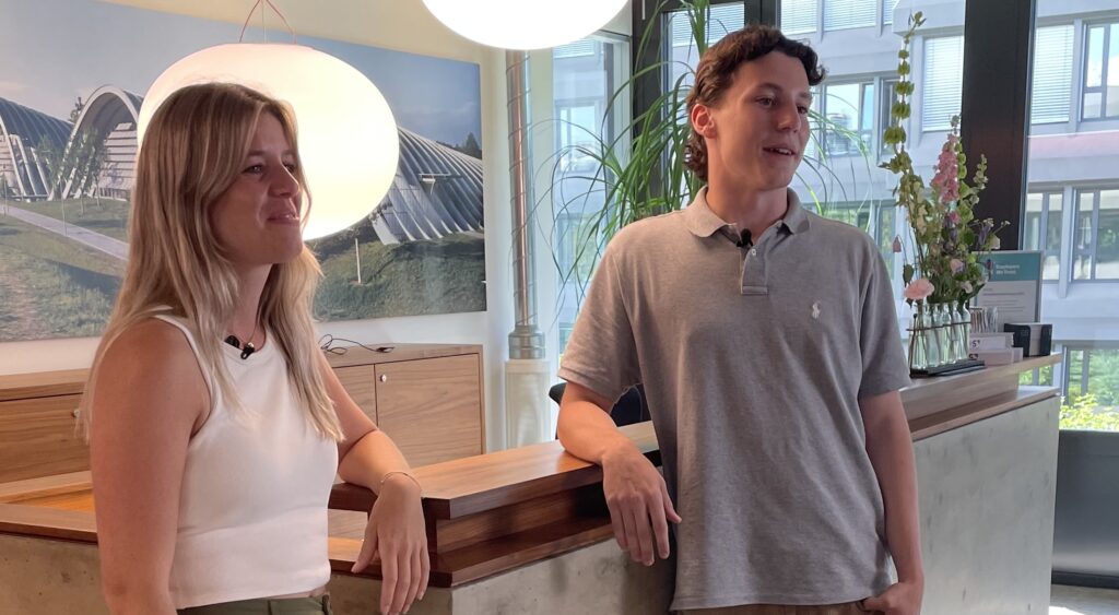 Die Hosts sind vor der Kamera