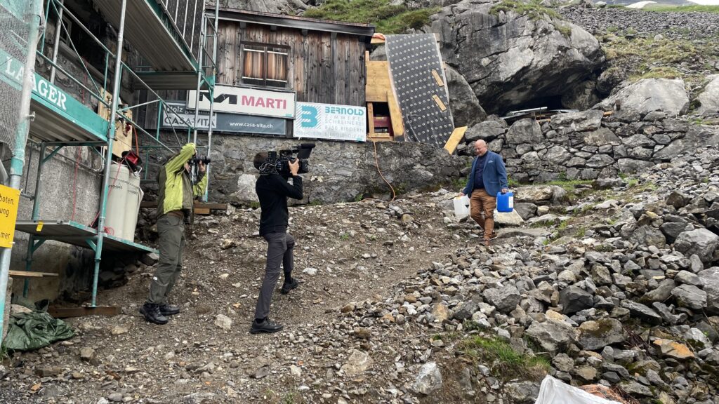 Bei der Glärnischhütte filmen zwei Videographen von Moyn Media